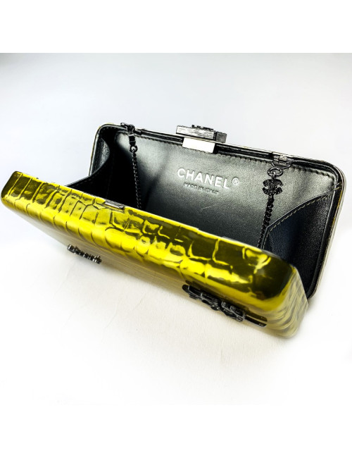 CHANEL Minaudière jaune effet crocodile 