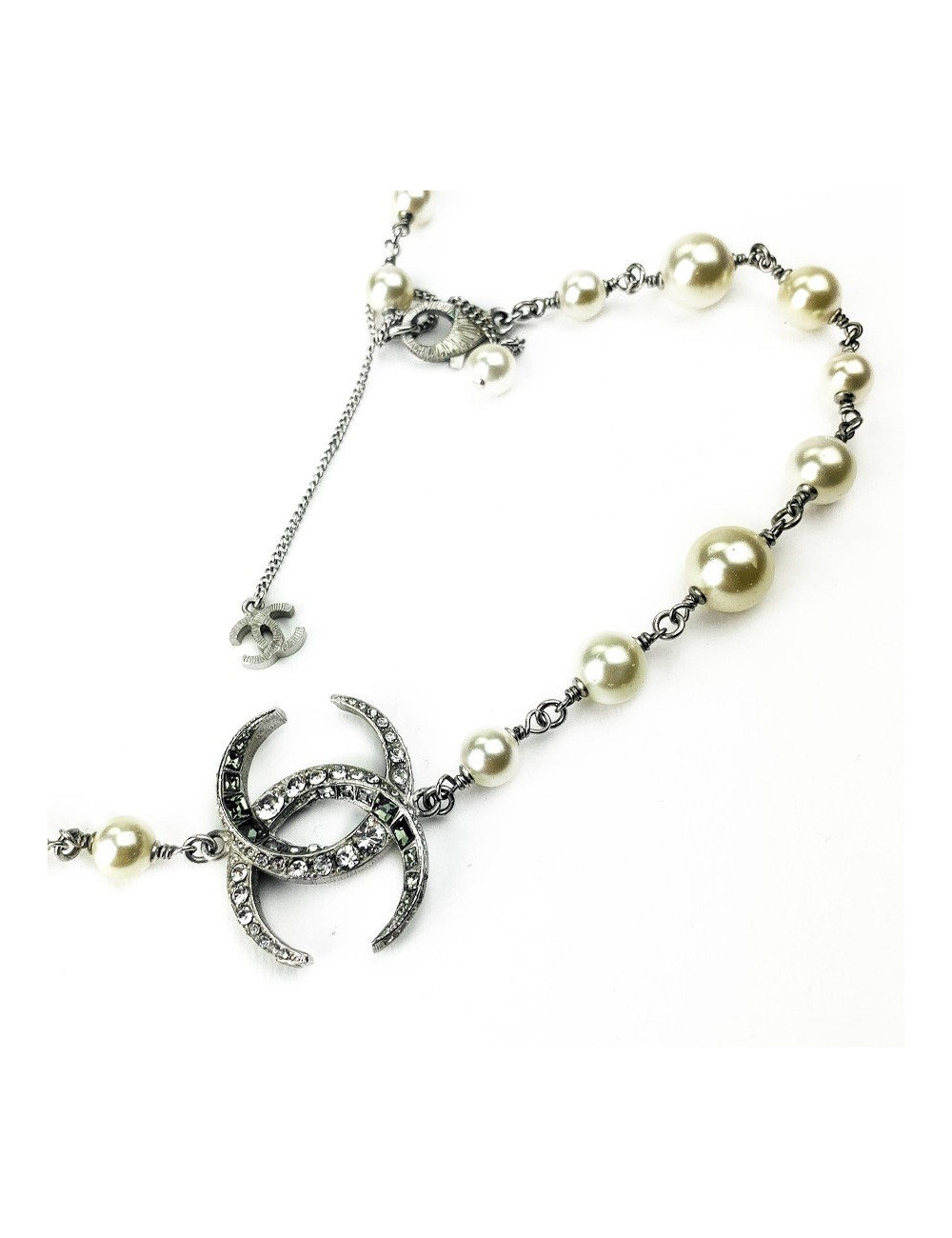 Sautoir CHANEL perles nacrées et CC