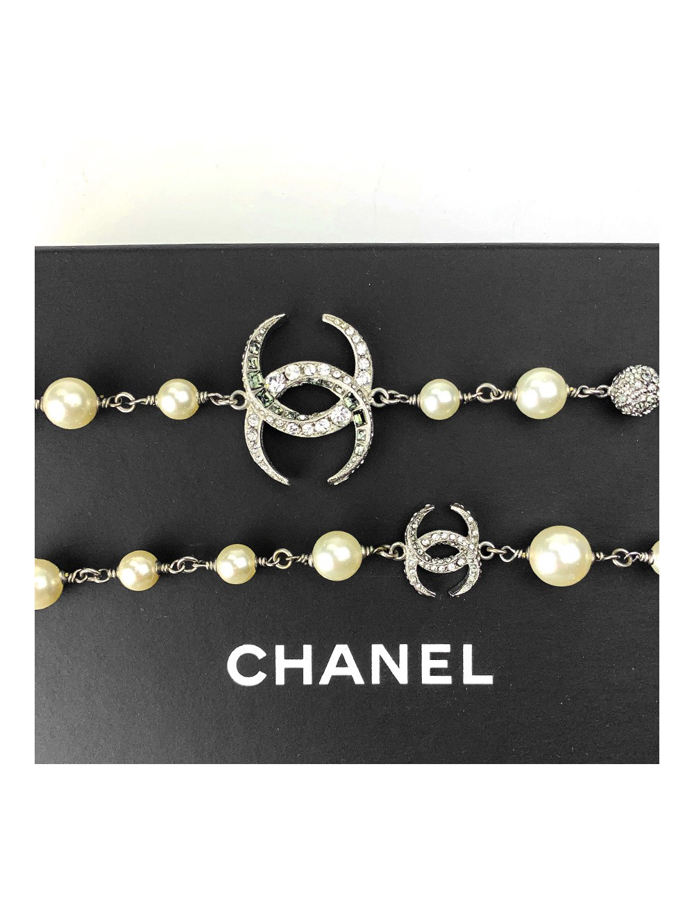 Sautoir CHANEL perles nacrées et CC