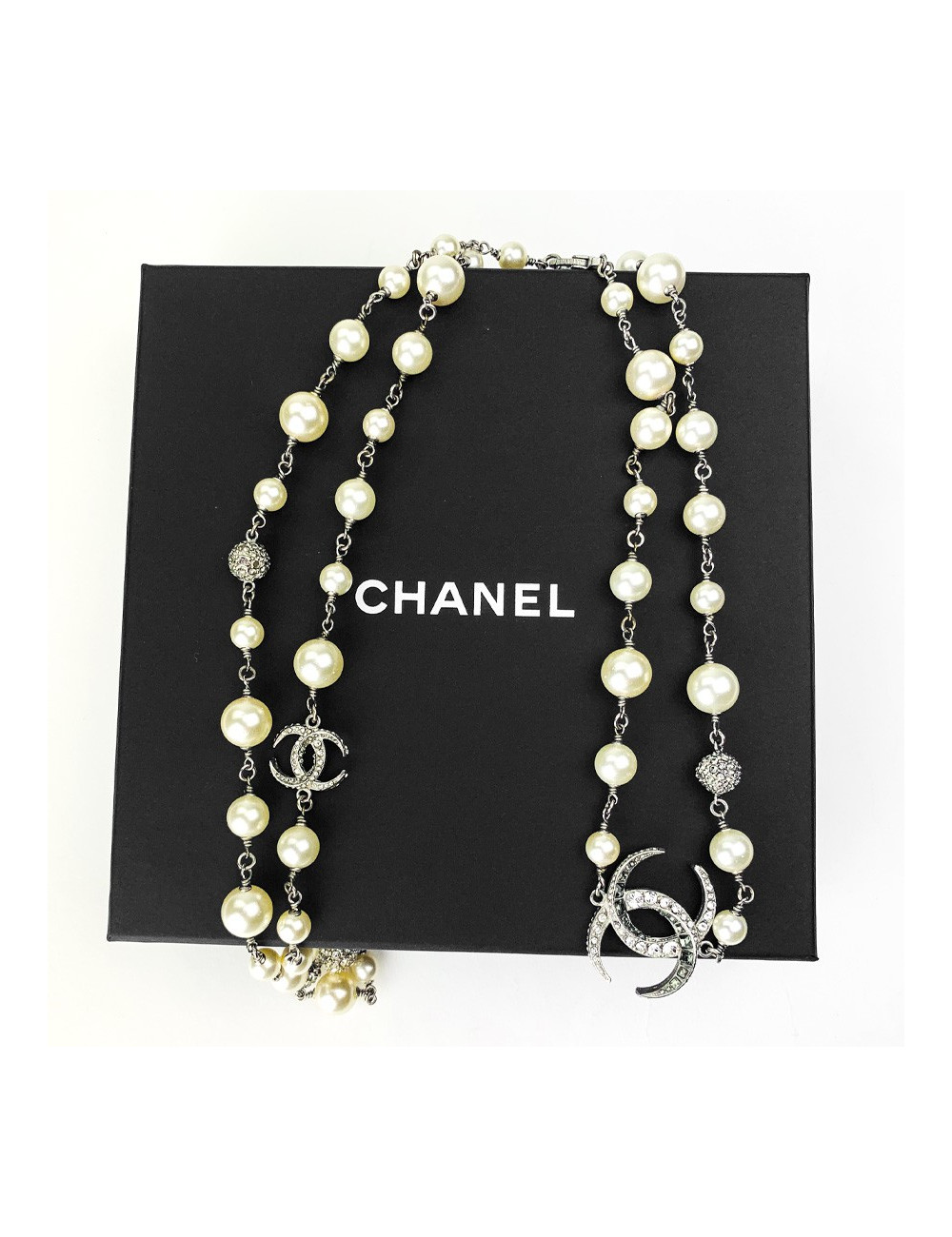 CHANEL sautoir perles nacrées et CC
