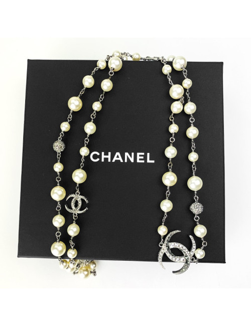 CHANEL sautoir perles nacrées et CC