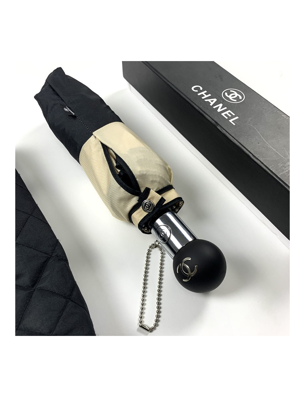 Parapluie CHANEL CC noir et beige clair