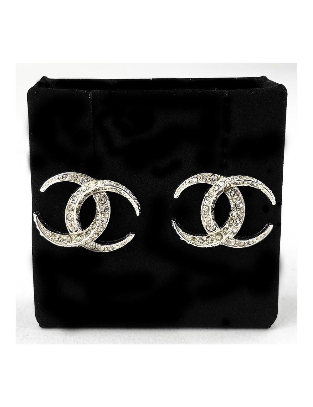 Boucles d'oreille clous CHANEL strass