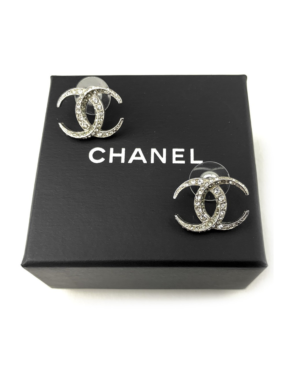 Boucles d'oreille clous CHANEL strass