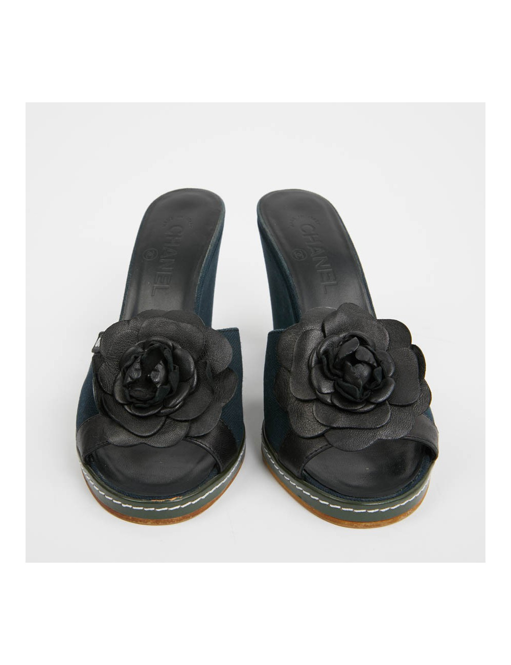 Sandales CHANEL T40 toile bleu et camelia noir 