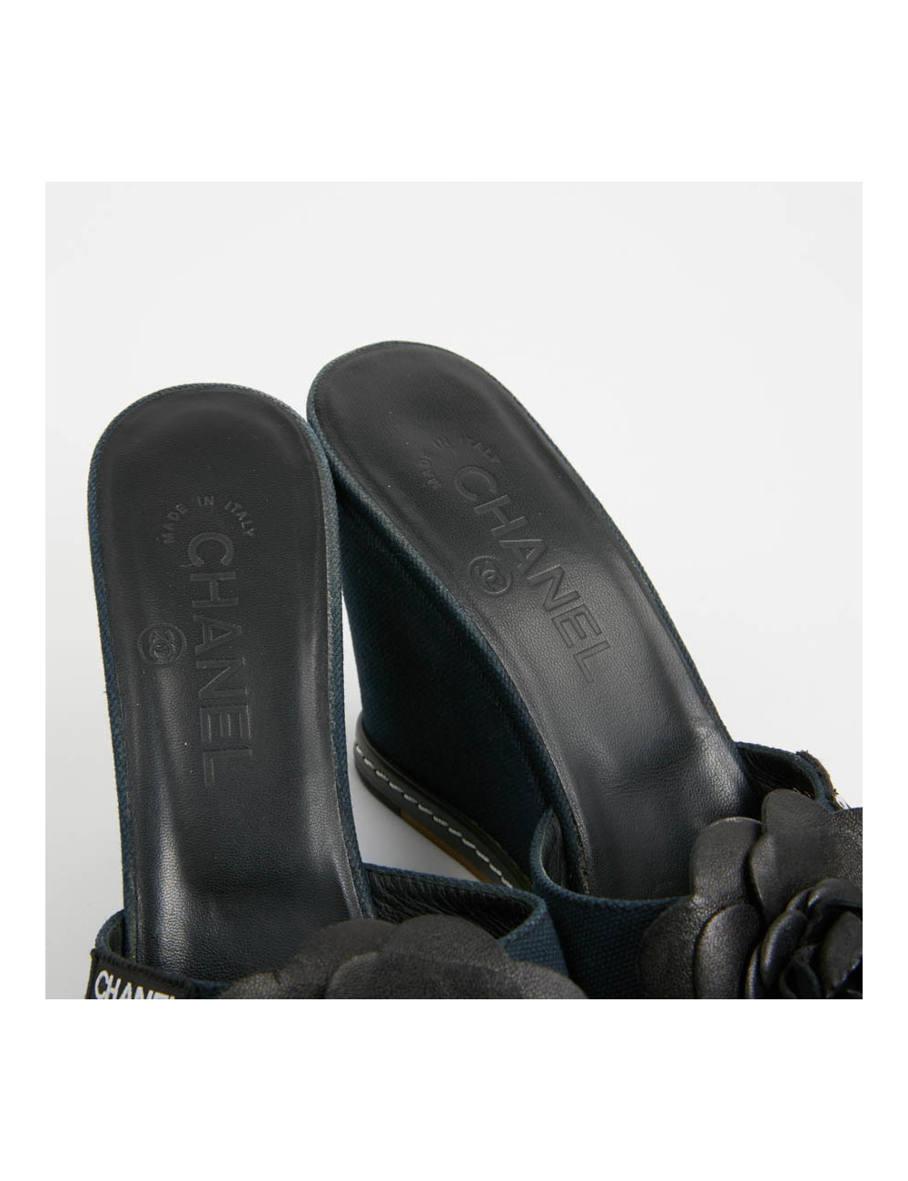 Sandales CHANEL T40 toile bleu et camelia noir 