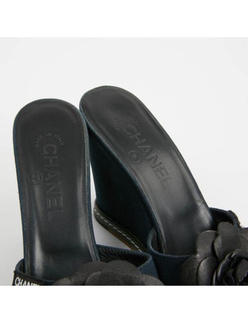 Sandales CHANEL T40 toile bleu et camelia noir 