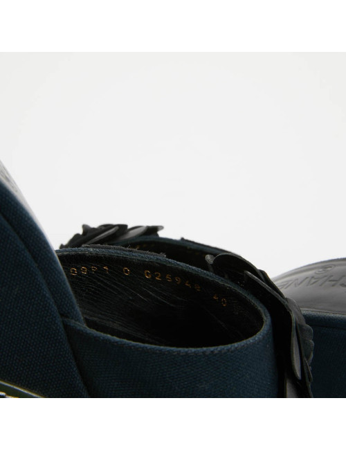 Sandales CHANEL T40 toile bleu et camelia noir 