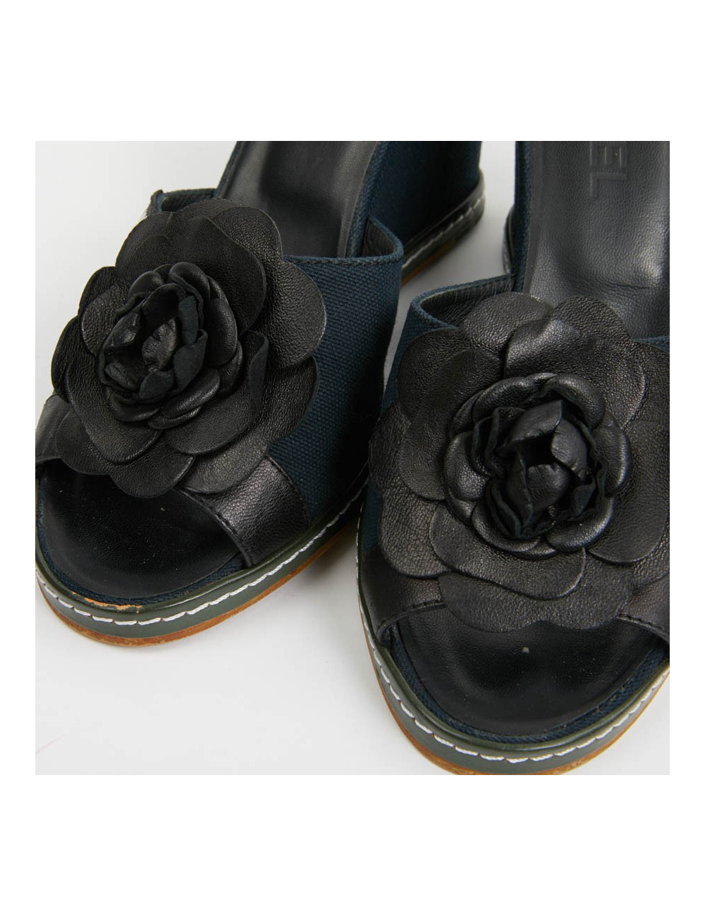 Sandales CHANEL T40 toile bleu et camelia noir 