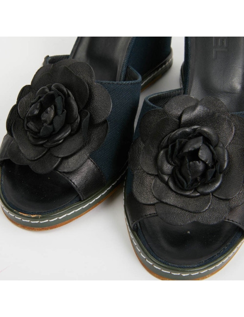 Sandales CHANEL T40 toile bleu et camelia noir 