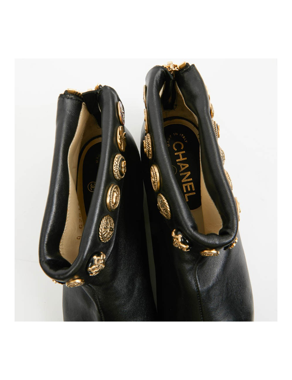 Boots CHANEL T 38,5 cuir et boutons CHANEL