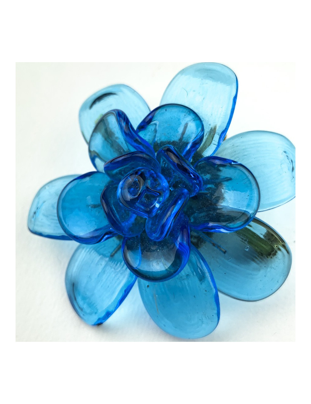 Broche MARGUERITE DE VALOIS camélia pâte de verre saphir clair