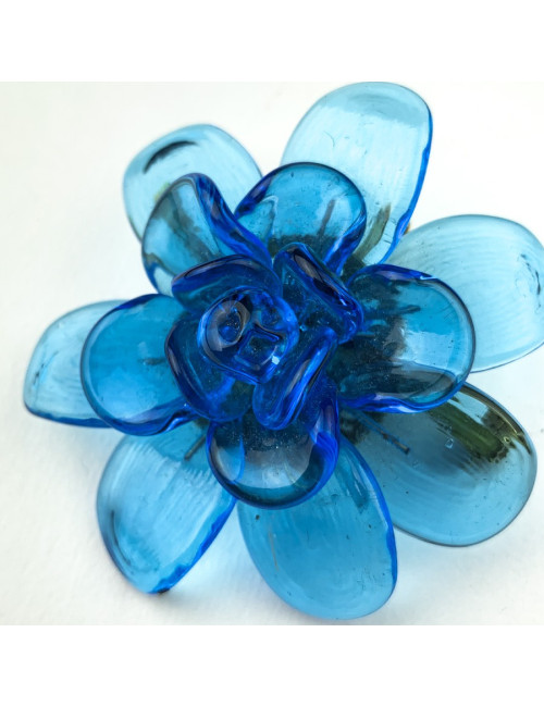 Broche MARGUERITE DE VALOIS camélia pâte de verre saphir clair