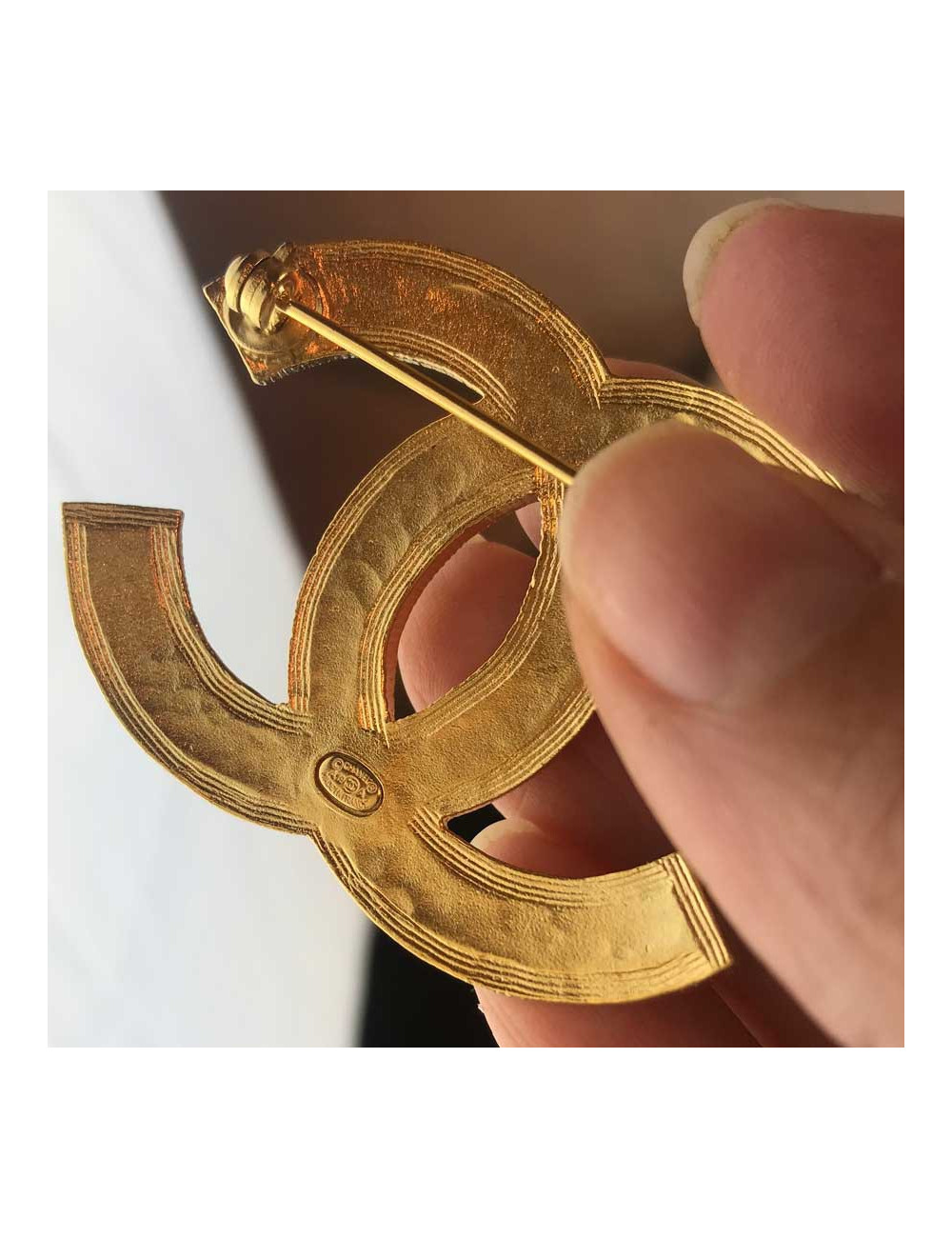 Broche CHANEL CC métal doré