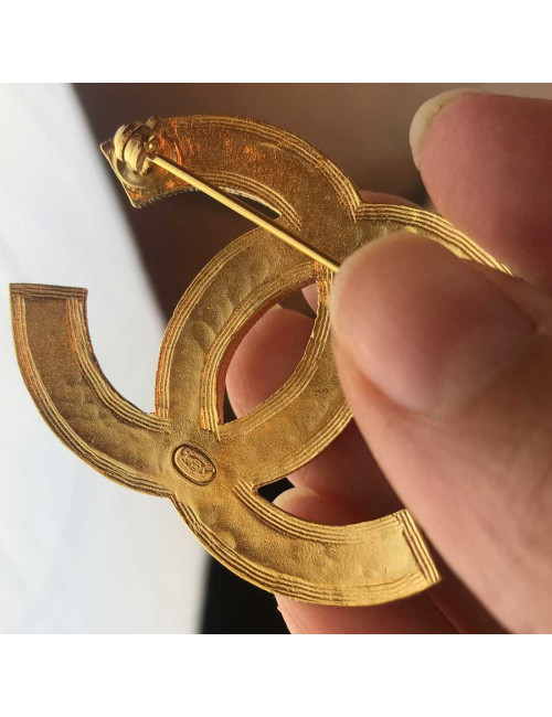 Broche CHANEL CC métal doré