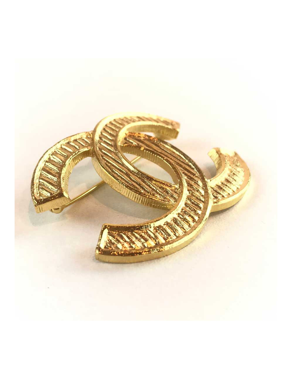 Broche CHANEL CC métal doré