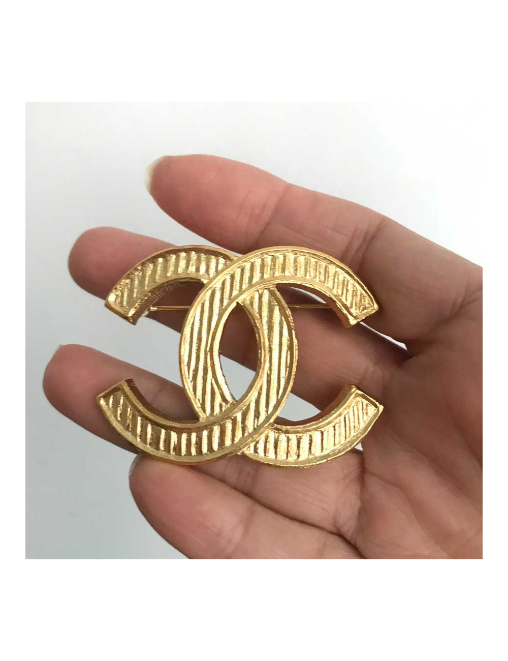 Broche CHANEL CC métal doré