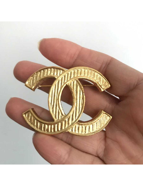 Broche CHANEL CC métal doré