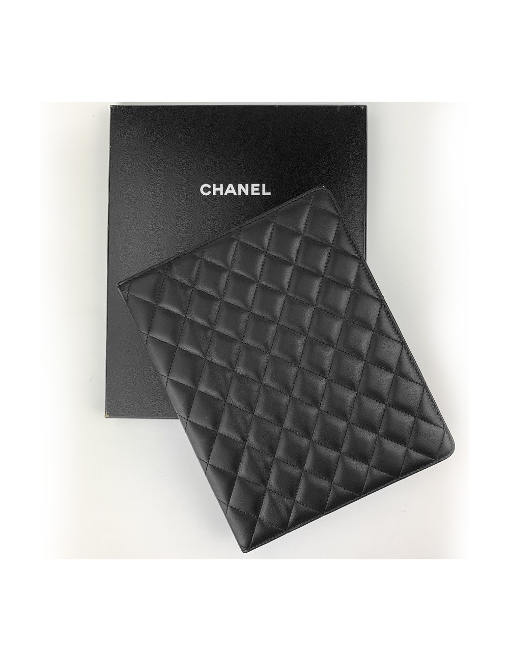Protège IPAD CHANEL en cuir d'agneau noir