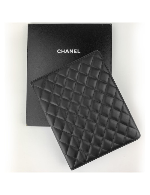 Protège IPAD CHANEL en cuir d'agneau noir