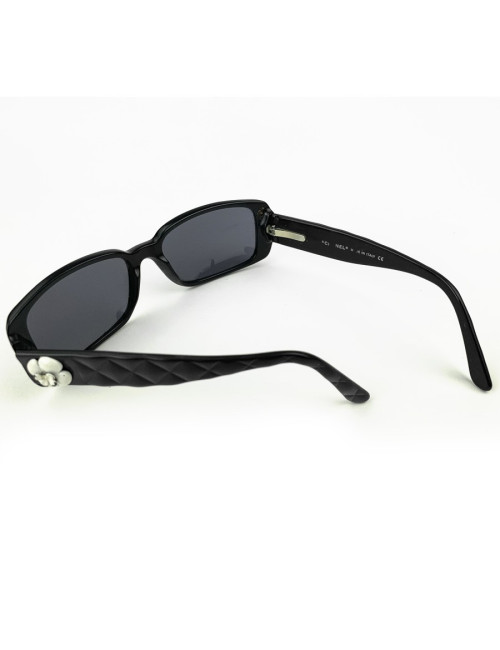 Solaires CHANEL noires branches matelassées et camélias blancs