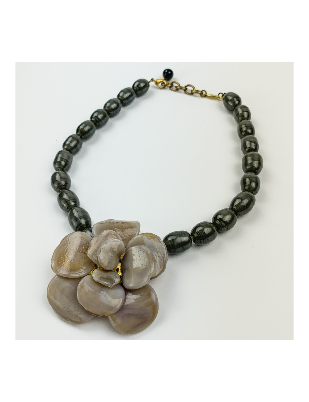 Collier CHANEL camélia beige perles vertes pâte de verre