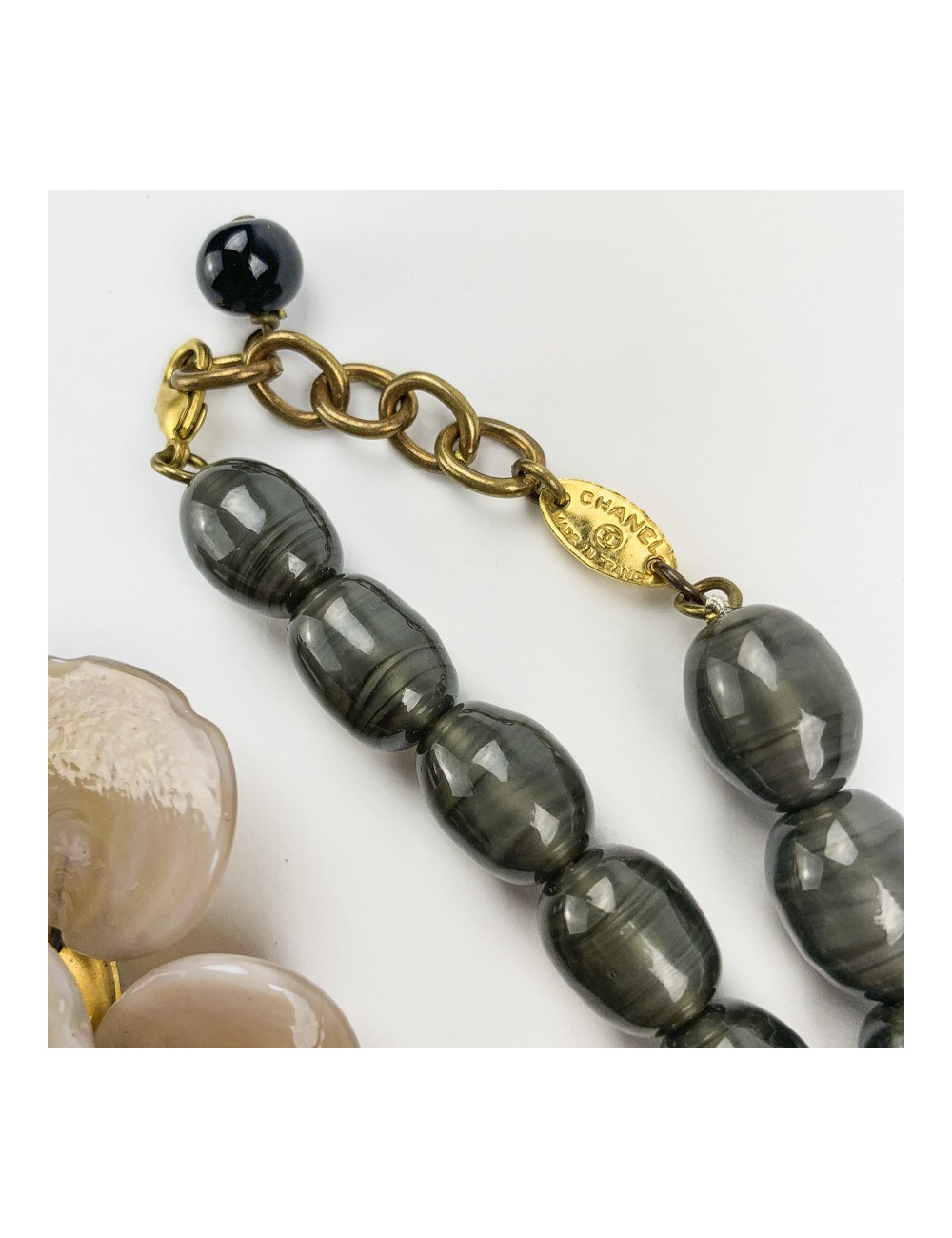 Collier CHANEL camélia beige perles vertes pâte de verre