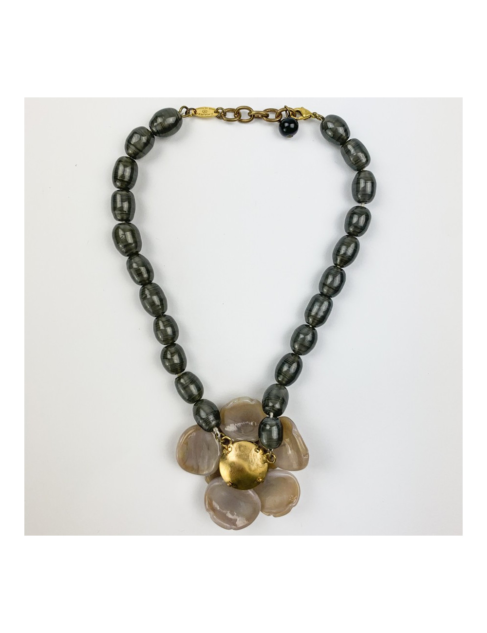 Collier CHANEL camélia beige perles vertes pâte de verre