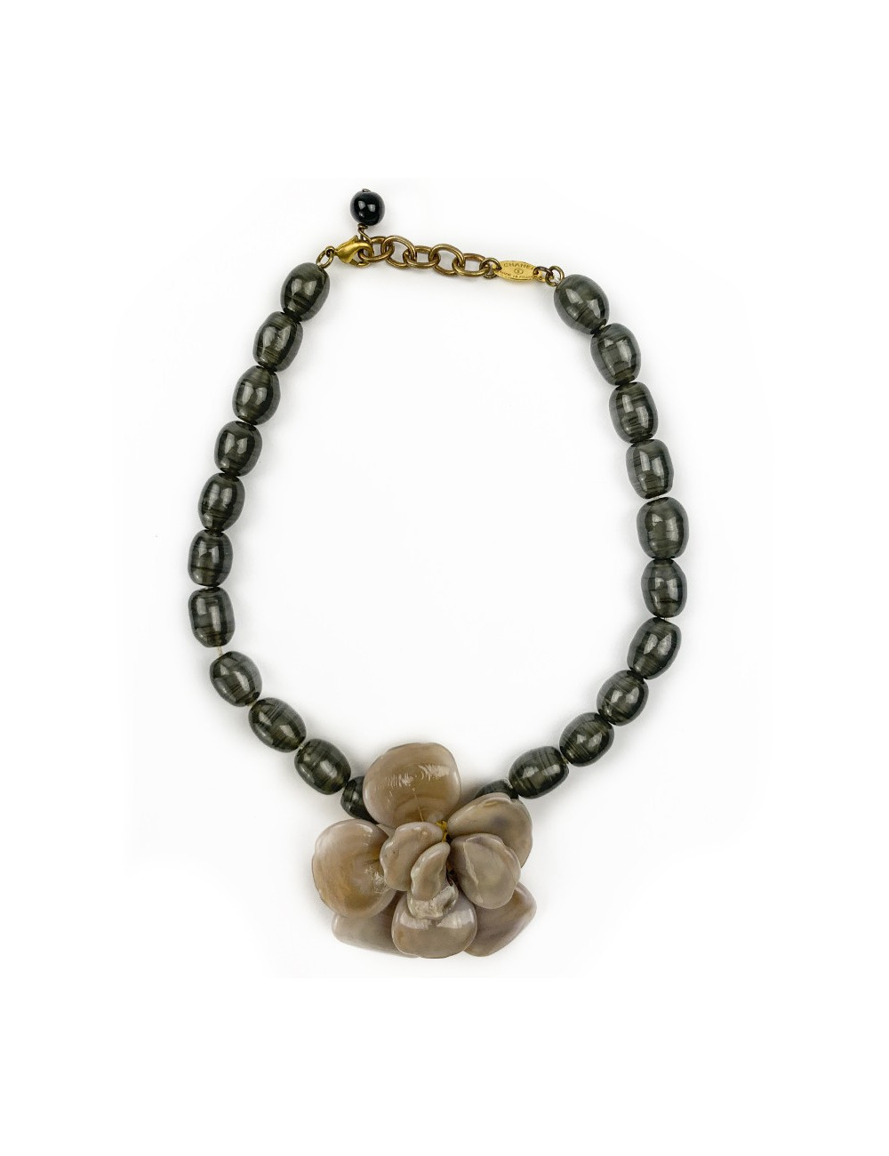 Collier CHANEL camélia beige perles vertes pâte de verre