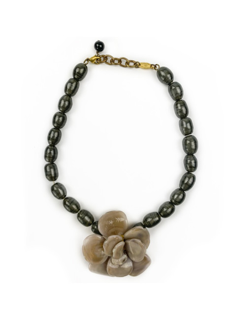 Collier CHANEL camélia beige perles vertes pâte de verre