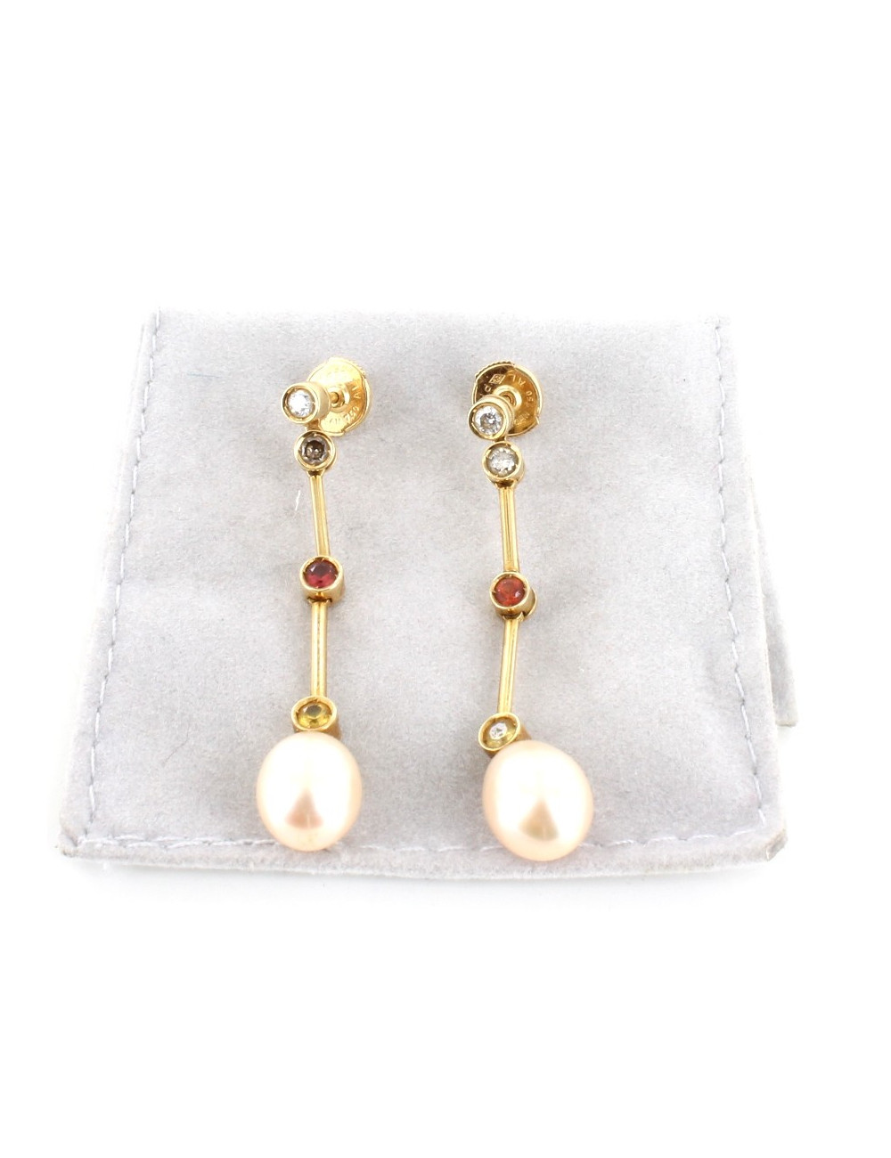 Boucles d'oreilles CHANEL joallerie en or jaune et perles de nacre blanche