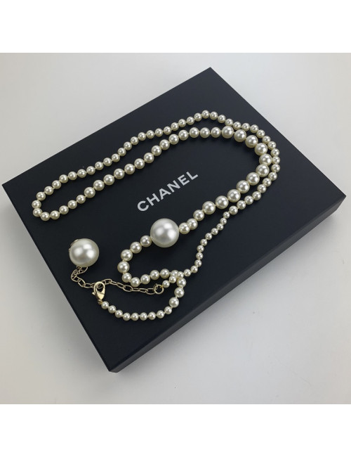 Sautoir CHANEL boules CC et perles nacrées