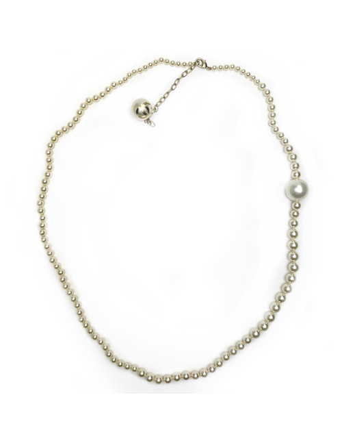 Sautoir CHANEL boules CC et perles nacrées