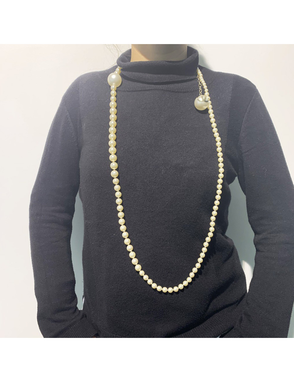 Sautoir CHANEL boules CC et perles nacrées