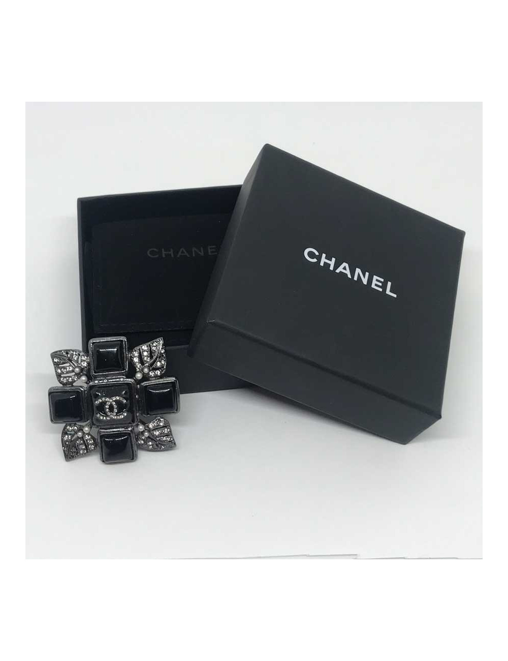 Broche croix CHANEL résine noire