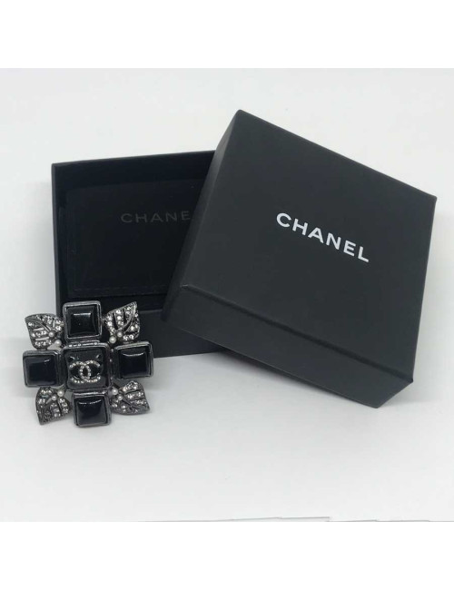 Broche croix CHANEL résine noire