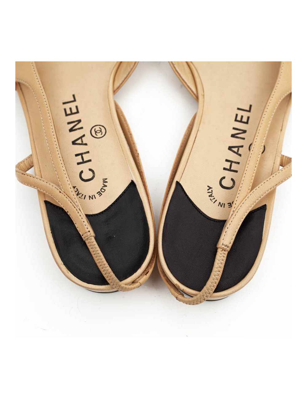 Sandales plates CHANEL bicolores beige et noir