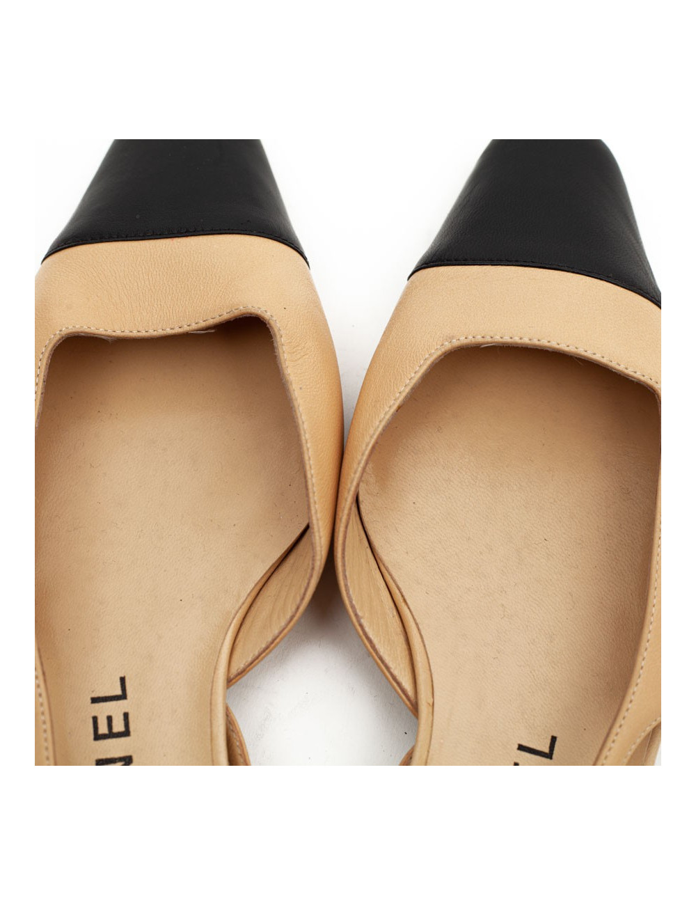 Sandales plates CHANEL bicolores beige et noir