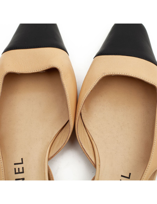 Sandales plates CHANEL bicolores beige et noir