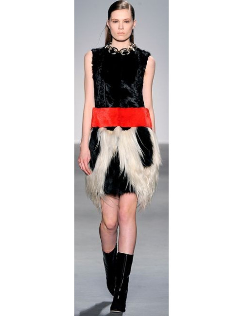 Veste GIAMBATTISTA VALLI en fourrure sans manches du défilé noire/rouge/blanche