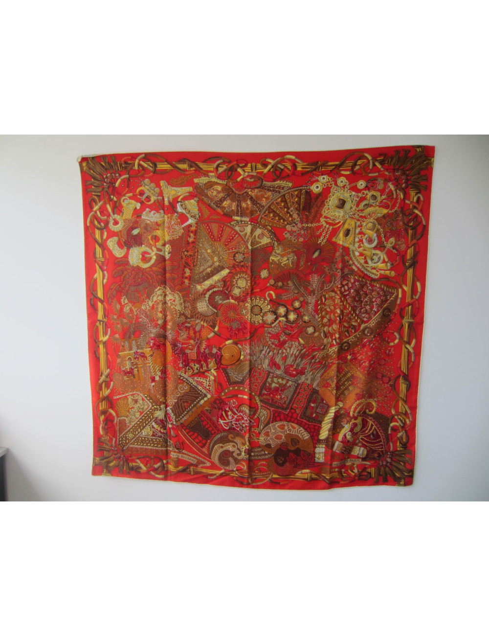 Étole "Au fil du carré" HERMÈS en cachemire et soie tonalités de rouge flamboyant