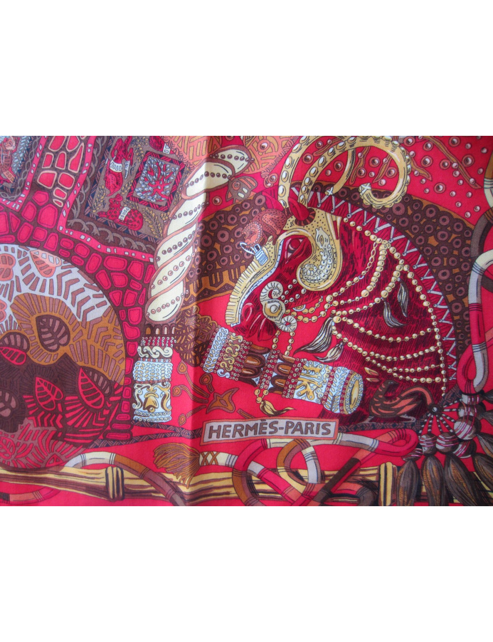 Étole "Au fil du carré" HERMÈS en cachemire et soie tonalités de rouge flamboyant