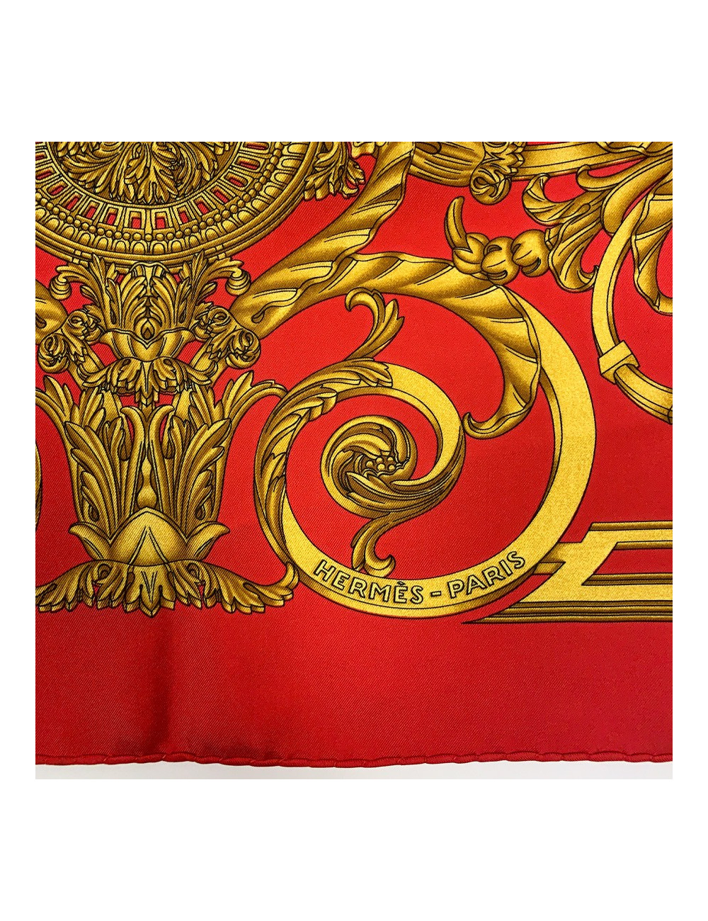 Carré HERMES Les Tuileries soie rouge