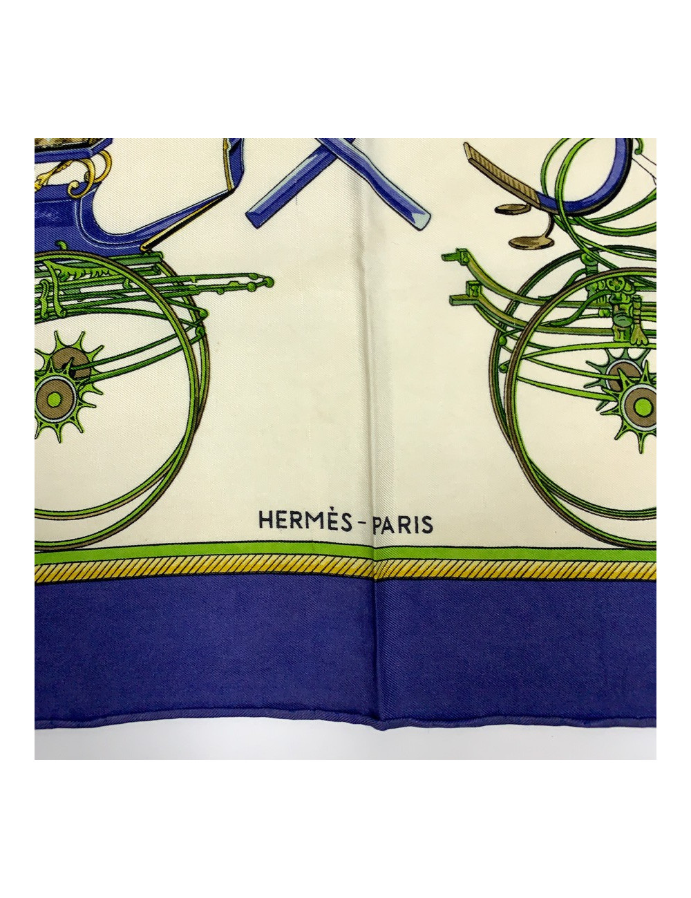 Carré HERMES "Voitures à transformation" soie 100 %