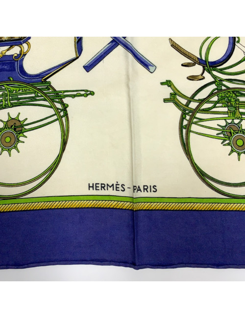 Carré HERMES "Voitures à transformation" soie 100 %