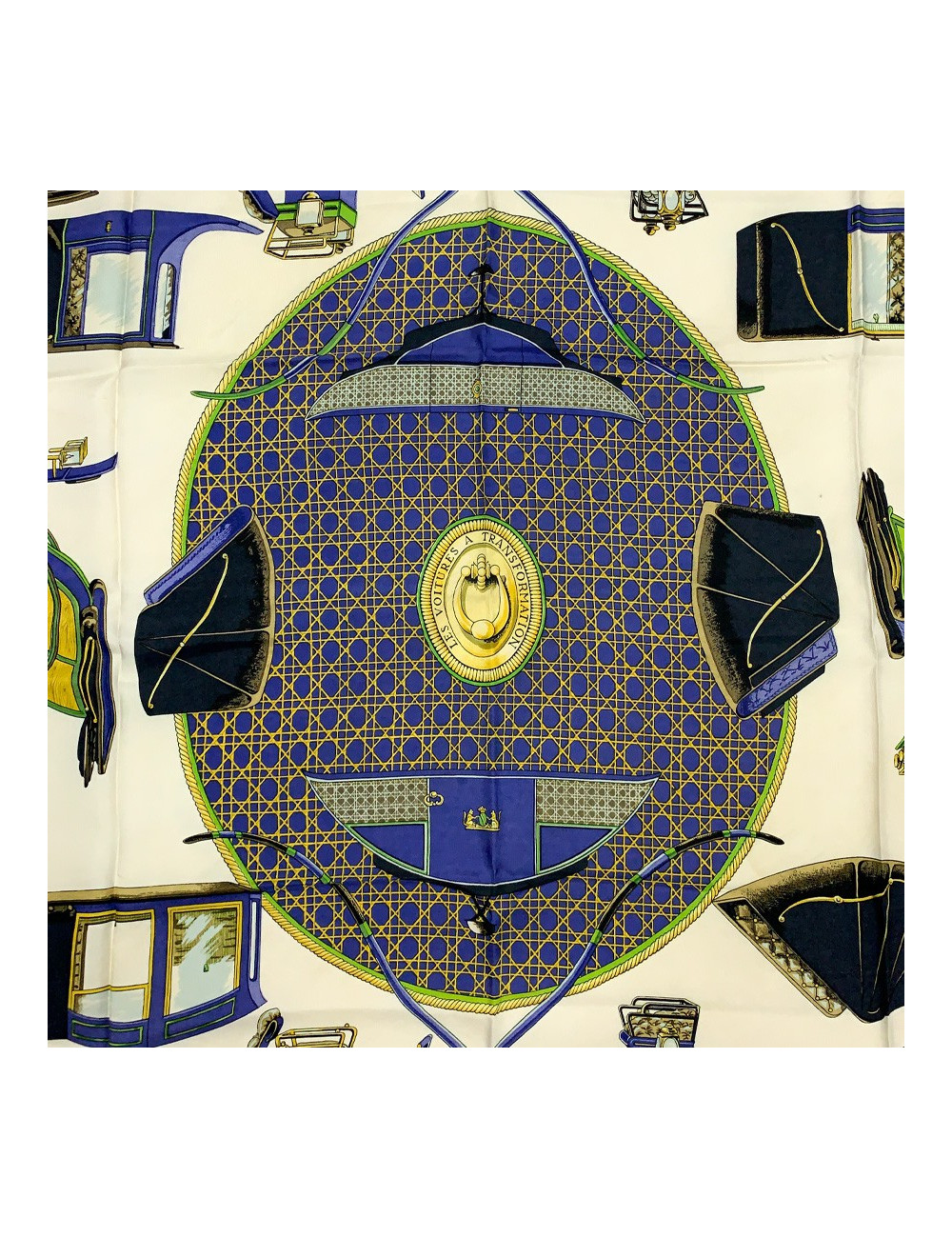 Carré HERMES "Voitures à transformation" soie 100 %