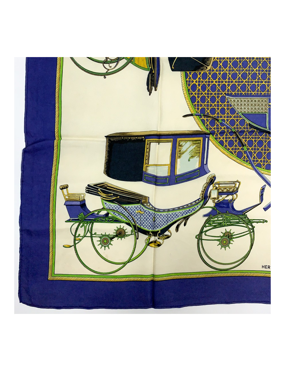 Carré HERMES "Voitures à transformation" soie 100 %