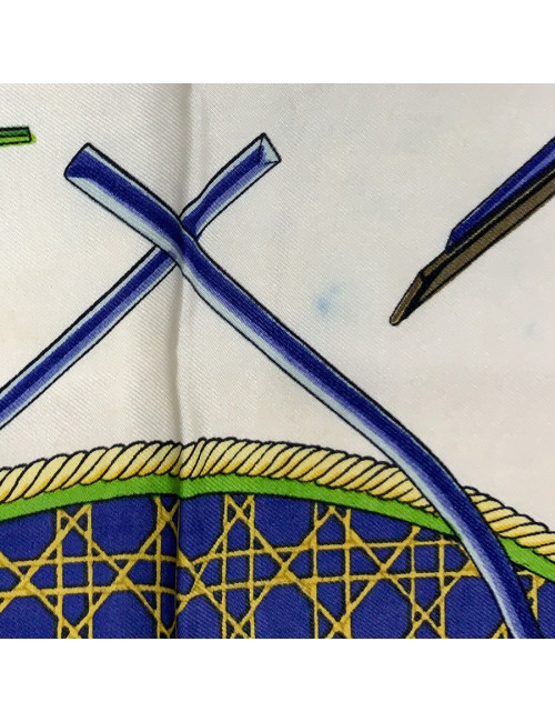 Carré HERMES "Voitures à transformation" soie 100 %