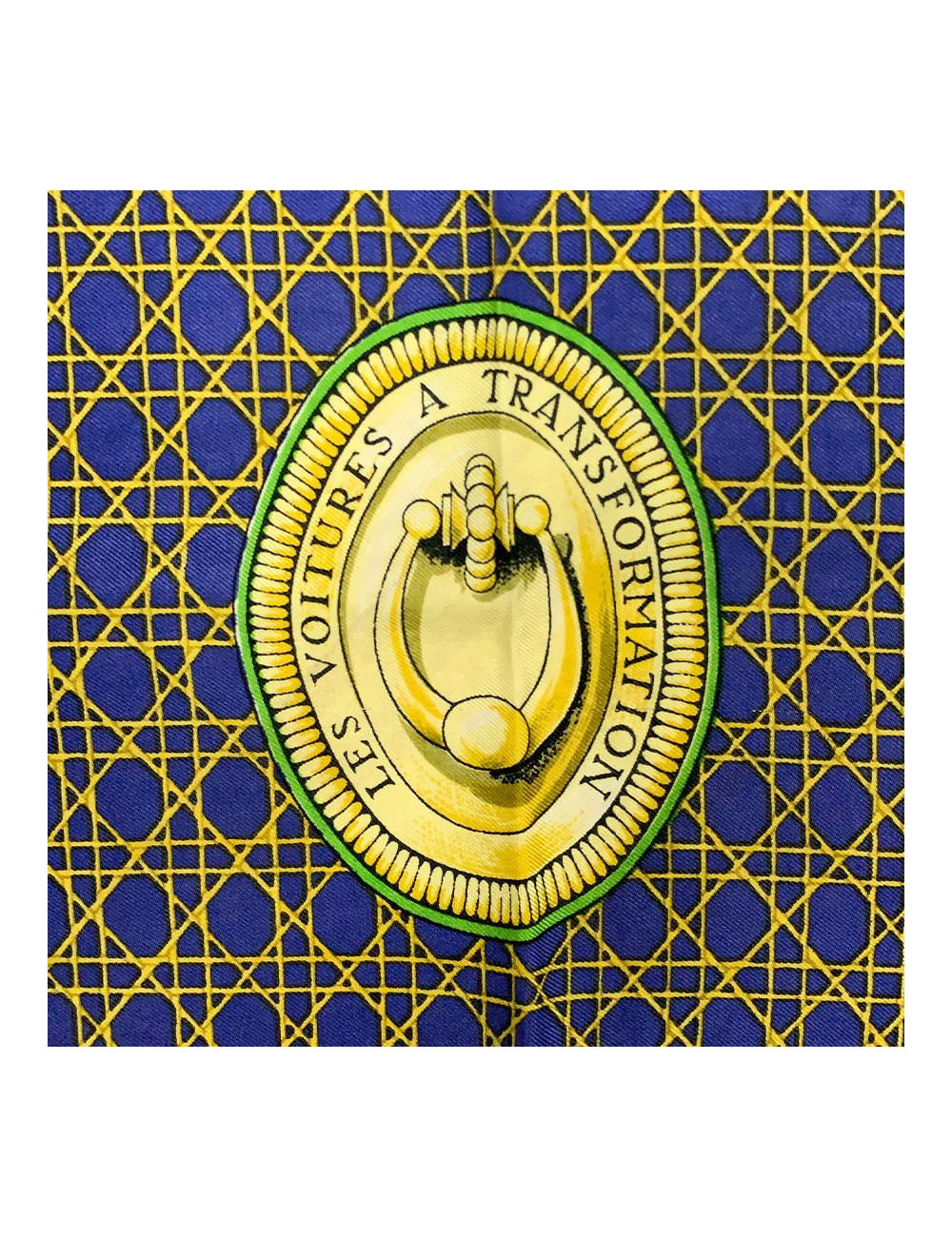 Carré HERMES "Voitures à transformation" soie 100 %