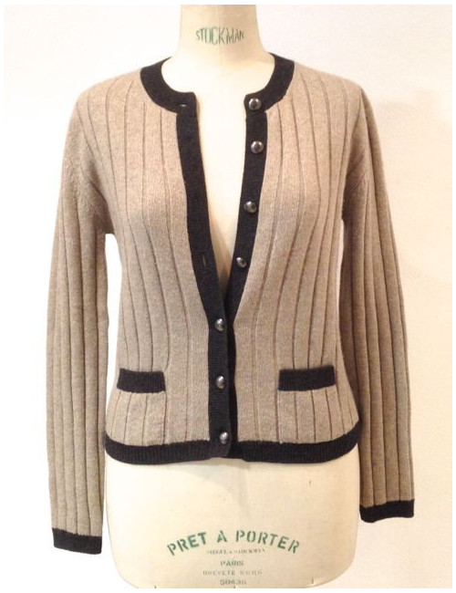 Gilet CHANEL en maille côtelée marron 